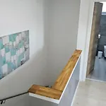 아파트 Casa8070 - Exklusive Grosse Maisonette-wohnung 91 Qm Fuer Familien, Gruppen, Geschaeftsreisende, Inklusive Parkplatz, Wlan, Kaffee Und Tee, Voll Ausgestattet Fuer 1 Bis 9 Personen, Zentrumsnah An Der Autobahn A9 Ingolstadt-sued 잉골슈타트