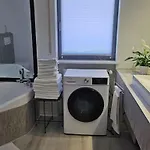 Casa8070 - Exklusive Grosse Maisonette-wohnung 91 Qm Fuer Familien, Gruppen, Geschaeftsreisende, Inklusive Parkplatz, Wlan, Kaffee Und Tee, Voll Ausgestattet Fuer 1 Bis 9 Personen, Zentrumsnah An Der Autobahn A9 Ingolstadt-sued 아파트 잉골슈타트