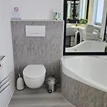 아파트 Casa8070 - Exklusive Grosse Maisonette-wohnung 91 Qm Fuer Familien, Gruppen, Geschaeftsreisende, Inklusive Parkplatz, Wlan, Kaffee Und Tee, Voll Ausgestattet Fuer 1 Bis 9 Personen, Zentrumsnah An Der Autobahn A9 Ingolstadt-sued 잉골슈타트
