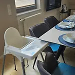 아파트 Casa8070 - Exklusive Grosse Maisonette-wohnung 91 Qm Fuer Familien, Gruppen, Geschaeftsreisende, Inklusive Parkplatz, Wlan, Kaffee Und Tee, Voll Ausgestattet Fuer 1 Bis 9 Personen, Zentrumsnah An Der Autobahn A9 Ingolstadt-sued