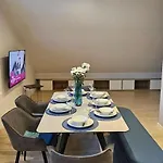 Casa8070 - Exklusive Grosse Maisonette-wohnung 91 Qm Fuer Familien, Gruppen, Geschaeftsreisende, Inklusive Parkplatz, Wlan, Kaffee Und Tee, Voll Ausgestattet Fuer 1 Bis 9 Personen, Zentrumsnah An Der Autobahn A9 Ingolstadt-sued 아파트 *