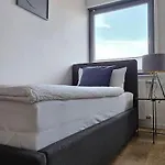 아파트 Casa8070 - Exklusive Grosse Maisonette-wohnung 91 Qm Fuer Familien, Gruppen, Geschaeftsreisende, Inklusive Parkplatz, Wlan, Kaffee Und Tee, Voll Ausgestattet Fuer 1 Bis 9 Personen, Zentrumsnah An Der Autobahn A9 Ingolstadt-sued