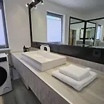 Casa8070 - Exklusive Grosse Maisonette-wohnung 91 Qm Fuer Familien, Gruppen, Geschaeftsreisende, Inklusive Parkplatz, Wlan, Kaffee Und Tee, Voll Ausgestattet Fuer 1 Bis 9 Personen, Zentrumsnah An Der Autobahn A9 Ingolstadt-sued 아파트 *
