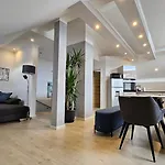 아파트 Casa8070 - Exklusive Grosse Maisonette-wohnung 91 Qm Fuer Familien, Gruppen, Geschaeftsreisende, Inklusive Parkplatz, Wlan, Kaffee Und Tee, Voll Ausgestattet Fuer 1 Bis 9 Personen, Zentrumsnah An Der Autobahn A9 Ingolstadt-sued *