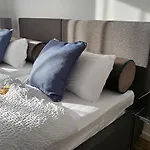 Casa8070 - Exklusive Grosse Maisonette-wohnung 91 Qm Fuer Familien, Gruppen, Geschaeftsreisende, Inklusive Parkplatz, Wlan, Kaffee Und Tee, Voll Ausgestattet Fuer 1 Bis 9 Personen, Zentrumsnah An Der Autobahn A9 Ingolstadt-sued * 잉골슈타트