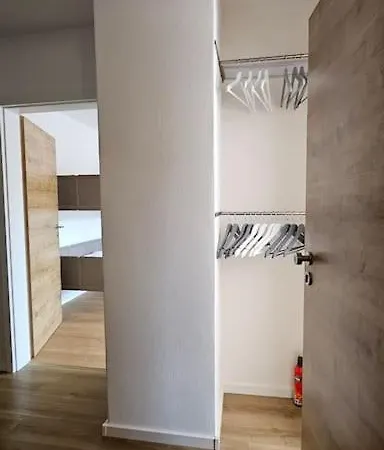 Casa 8070 Donau Am Auwaldsee An Der A9 - Stilvolle Maisonette-wohnung 91qm 4 Ideal Fuer Gruppen Familien Geschaeftsreisende Fuer 1-9 Personen Inklusive Wlan Netflix Waiputv Kaffee Tee & Kostenloser Parkplatz Am Haus