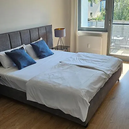Casa 8070 Donau Am Auwaldsee An Der A9 - Stilvolle Maisonette-wohnung 91qm 4 Ideal Fuer Gruppen Familien Geschaeftsreisende Fuer 1-9 Personen Inklusive Wlan Netflix Waiputv Kaffee Tee & Kostenloser Parkplatz Am Haus Apartment