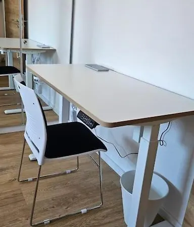 Apartment Casa 8070 Donau Am Auwaldsee An Der A9 - Stilvolle Maisonette-wohnung 91qm 4 Ideal Fuer Gruppen Familien Geschaeftsreisende Fuer 1-9 Personen Inklusive Wlan Netflix Waiputv Kaffee Tee & Kostenloser Parkplatz Am Haus *