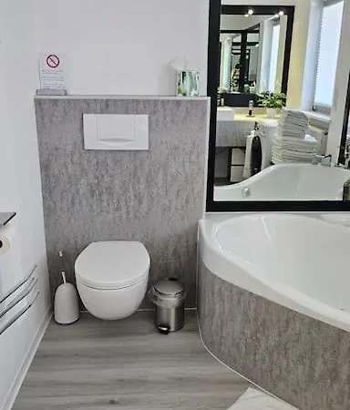 Apartment Casa 8070 Donau Am Auwaldsee An Der A9 - Stilvolle Maisonette-wohnung 91qm 4 Ideal Fuer Gruppen Familien Geschaeftsreisende Fuer 1-9 Personen Inklusive Wlan Netflix Waiputv Kaffee Tee & Kostenloser Parkplatz Am Haus Ingolstadt