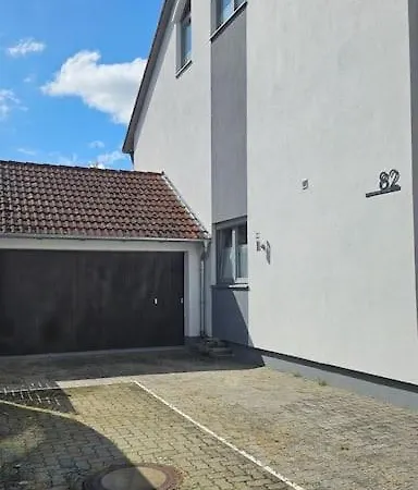 Apartment Casa 8070 Donau Am Auwaldsee An Der A9 - Stilvolle Maisonette-wohnung 91qm 4 Ideal Fuer Gruppen Familien Geschaeftsreisende Fuer 1-9 Personen Inklusive Wlan Netflix Waiputv Kaffee Tee & Kostenloser Parkplatz Am Haus