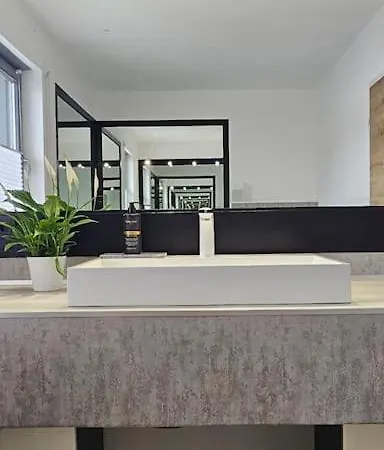 Casa 8070 Donau Am Auwaldsee An Der A9 - Stilvolle Maisonette-wohnung 91qm 4 Ideal Fuer Gruppen Familien Geschaeftsreisende Fuer 1-9 Personen Inklusive Wlan Netflix Waiputv Kaffee Tee & Kostenloser Parkplatz Am Haus