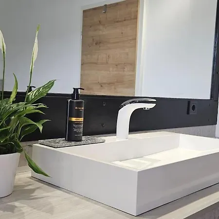 Апартаменты Casa 8070 Exklusive Maisonette-wohnung 91qm 4 Ideal Fuer Gruppen Familien Geschaeftsreisende Fuer 1-9 Personen Inklusive Wlan Netflix Waiputv Kaffee Tee & Kostenloser Parkplatz Am Haus *