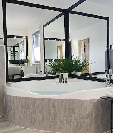 Apartment Casa 8070 Donau Am Auwaldsee An Der A9 - Stilvolle Maisonette-wohnung 91qm 4 Ideal Fuer Gruppen Familien Geschaeftsreisende Fuer 1-9 Personen Inklusive Wlan Netflix Waiputv Kaffee Tee & Kostenloser Parkplatz Am Haus