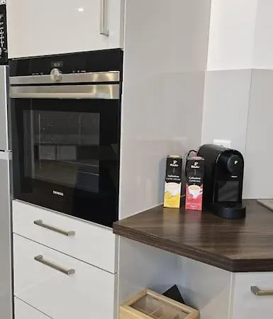 Apartment Casa 8070 Donau Am Auwaldsee An Der A9 - Stilvolle Maisonette-wohnung 91qm 4 Ideal Fuer Gruppen Familien Geschaeftsreisende Fuer 1-9 Personen Inklusive Wlan Netflix Waiputv Kaffee Tee & Kostenloser Parkplatz Am Haus *