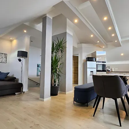 Apartment Casa 8070 Donau Am Auwaldsee An Der A9 - Stilvolle Maisonette-wohnung 91qm 4 Ideal Fuer Gruppen Familien Geschaeftsreisende Fuer 1-9 Personen Inklusive Wlan Netflix Waiputv Kaffee Tee & Kostenloser Parkplatz Am Haus *