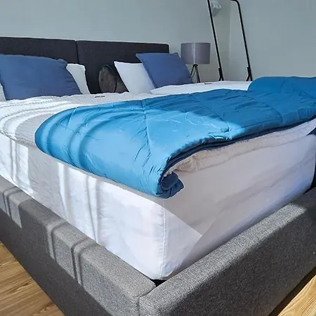 Apartment Casa 8070 Donau Am Auwaldsee An Der A9 - Stilvolle Maisonette-wohnung 91qm 4 Ideal Fuer Gruppen Familien Geschaeftsreisende Fuer 1-9 Personen Inklusive Wlan Netflix Waiputv Kaffee Tee & Kostenloser Parkplatz Am Haus *