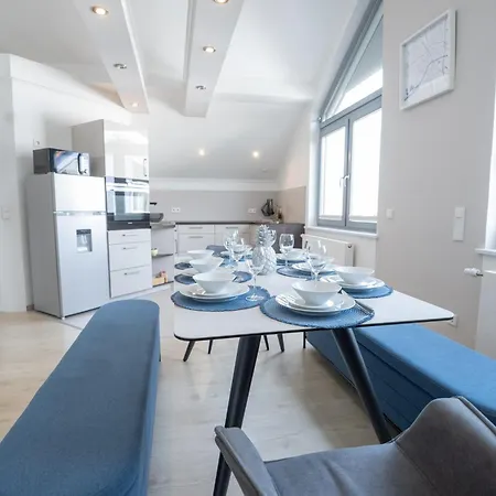 Casa 8070 Exklusive Maisonette-wohnung 91qm 4 Ideal Fuer Gruppen Familien Geschaeftsreisende Fuer 1-9 Personen Inklusive Wlan Netflix Waiputv Kaffee Tee & Kostenloser Parkplatz Am Haus Апартаменты