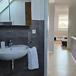 Casa8070 - Exklusive Grosse Maisonette-wohnung 91 Qm Fuer Familien, Gruppen, Geschaeftsreisende, Inklusive Parkplatz, Wlan, Kaffee Und Tee, Voll Ausgestattet Fuer 1 Bis 9 Personen, Zentrumsnah An Der Autobahn A9 Ingolstadt-sued Apartmán *