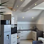 Apartmán Casa8070 - Exklusive Grosse Maisonette-wohnung 91 Qm Fuer Familien, Gruppen, Geschaeftsreisende, Inklusive Parkplatz, Wlan, Kaffee Und Tee, Voll Ausgestattet Fuer 1 Bis 9 Personen, Zentrumsnah An Der Autobahn A9 Ingolstadt-sued *