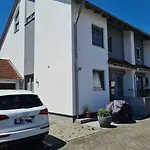 Casa8070 - Exklusive Grosse Maisonette-wohnung 91 Qm Fuer Familien, Gruppen, Geschaeftsreisende, Inklusive Parkplatz, Wlan, Kaffee Und Tee, Voll Ausgestattet Fuer 1 Bis 9 Personen, Zentrumsnah An Der Autobahn A9 Ingolstadt-sued アパート *