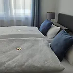 アパート Casa8070 - Exklusive Grosse Maisonette-wohnung 91 Qm Fuer Familien, Gruppen, Geschaeftsreisende, Inklusive Parkplatz, Wlan, Kaffee Und Tee, Voll Ausgestattet Fuer 1 Bis 9 Personen, Zentrumsnah An Der Autobahn A9 Ingolstadt-sued インゴルシュタット