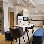 Casa8070 - Exklusive Grosse Maisonette-wohnung 91 Qm Fuer Familien, Gruppen, Geschaeftsreisende, Inklusive Parkplatz, Wlan, Kaffee Und Tee, Voll Ausgestattet Fuer 1 Bis 9 Personen, Zentrumsnah An Der Autobahn A9 Ingolstadt-sued Apartmán