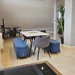 アパート Casa8070 - Exklusive Grosse Maisonette-wohnung 91 Qm Fuer Familien, Gruppen, Geschaeftsreisende, Inklusive Parkplatz, Wlan, Kaffee Und Tee, Voll Ausgestattet Fuer 1 Bis 9 Personen, Zentrumsnah An Der Autobahn A9 Ingolstadt-sued