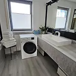 Casa8070 - Exklusive Grosse Maisonette-wohnung 91 Qm Fuer Familien, Gruppen, Geschaeftsreisende, Inklusive Parkplatz, Wlan, Kaffee Und Tee, Voll Ausgestattet Fuer 1 Bis 9 Personen, Zentrumsnah An Der Autobahn A9 Ingolstadt-sued Apartmán
