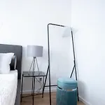 アパート Casa8070 - Exklusive Grosse Maisonette-wohnung 91 Qm Fuer Familien, Gruppen, Geschaeftsreisende, Inklusive Parkplatz, Wlan, Kaffee Und Tee, Voll Ausgestattet Fuer 1 Bis 9 Personen, Zentrumsnah An Der Autobahn A9 Ingolstadt-sued