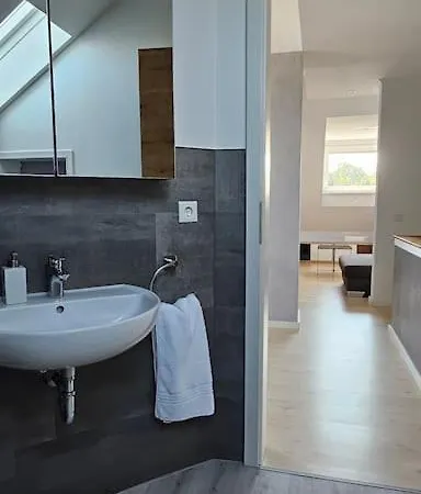 Casa8070 - Exklusive Große Maisonette-wohnung 91 Qm Für Familien, Gruppen, Geschäftsreisende, Inklusive Parkplatz, Wlan, Kaffee Und Tee, Voll Ausgestattet Für 1 Bis 9 Personen, Zentrumsnah An Der Autobahn A9 Ingolstadt-süd Apartamento *
