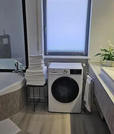 Casa 8070 Exklusive Maisonette-wohnung 91 Qm Fuer Familien, Gruppen, Geschaeftsreisende, Inklusive Parkplatz, Wlan, Kaffee Und Tee, Voll Ausgestattet Fuer 1 Bis 9 Gaeste, Zentrumsnah, Autobahn A9 Ingolstadt-sued, Donau, Auwaldsee Und Gewerbegebiet דירה אינגולשטאט