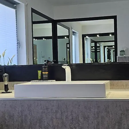 Casa 8070 Exklusive Maisonette-wohnung 91 Qm Fuer Familien, Gruppen, Geschaeftsreisende, Inklusive Parkplatz, Wlan, Kaffee Und Tee, Voll Ausgestattet Fuer 1 Bis 9 Gaeste, Zentrumsnah, Autobahn A9 Ingolstadt-sued, Donau, Auwaldsee Und Gewerbegebiet * אינגולשטאט
