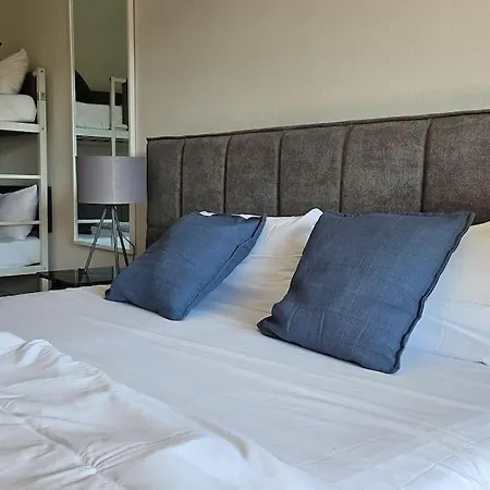 Casa 8070 Exklusive Maisonette-wohnung 91 Qm Fuer Familien, Gruppen, Geschaeftsreisende, Inklusive Parkplatz, Wlan, Kaffee Und Tee, Voll Ausgestattet Fuer 1 Bis 9 Gaeste, Zentrumsnah, Autobahn A9 Ingolstadt-sued, Donau, Auwaldsee Und Gewerbegebiet דירה *