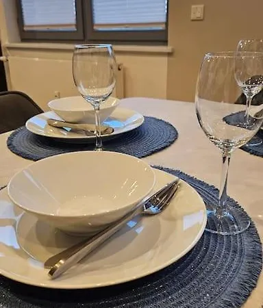 Casa 8070 Exklusive Maisonette-wohnung 91 Qm Fuer Familien, Gruppen, Geschaeftsreisende, Inklusive Parkplatz, Wlan, Kaffee Und Tee, Voll Ausgestattet Fuer 1 Bis 9 Gaeste, Zentrumsnah, Autobahn A9 Ingolstadt-sued, Donau, Auwaldsee Und Gewerbegebiet * אינגולשטאט