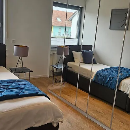 Casa 8070 Exklusive Maisonette-wohnung 91 Qm Fuer Familien, Gruppen, Geschaeftsreisende, Inklusive Parkplatz, Wlan, Kaffee Und Tee, Voll Ausgestattet Fuer 1 Bis 9 Gaeste, Zentrumsnah, Autobahn A9 Ingolstadt-sued, Donau, Auwaldsee Und Gewerbegebiet דירה אינגולשטאט