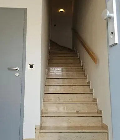 Casa 8070 Exklusive Maisonette-wohnung 91 Qm Fuer Familien, Gruppen, Geschaeftsreisende, Inklusive Parkplatz, Wlan, Kaffee Und Tee, Voll Ausgestattet Fuer 1 Bis 9 Gaeste, Zentrumsnah, Autobahn A9 Ingolstadt-sued, Donau, Auwaldsee Und Gewerbegebiet דירה אינגולשטאט
