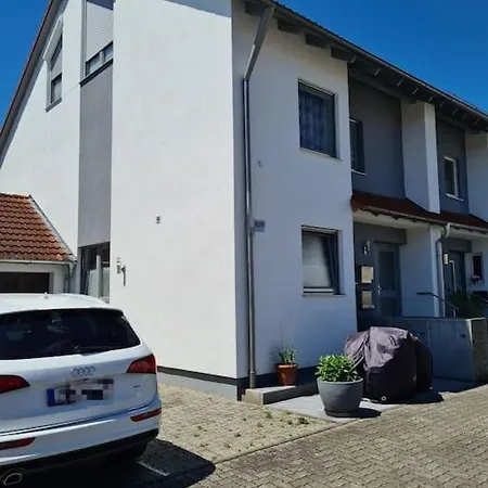 Casa 8070 Exklusive Maisonette-wohnung 91 Qm Fuer Familien, Gruppen, Geschaeftsreisende, Inklusive Parkplatz, Wlan, Kaffee Und Tee, Voll Ausgestattet Fuer 1 Bis 9 Gaeste, Zentrumsnah, Autobahn A9 Ingolstadt-sued, Donau, Auwaldsee Und Gewerbegebiet דירה *