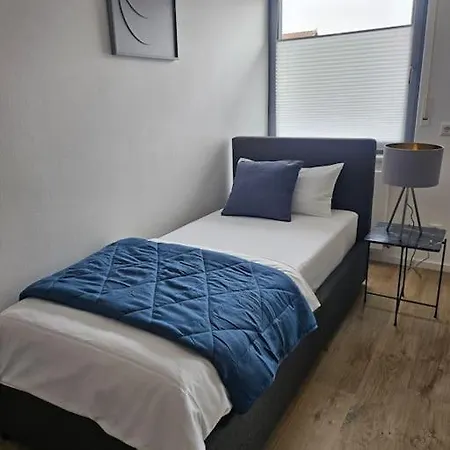 Casa 8070 Exklusive Maisonette-wohnung 91 Qm Fuer Familien, Gruppen, Geschaeftsreisende, Inklusive Parkplatz, Wlan, Kaffee Und Tee, Voll Ausgestattet Fuer 1 Bis 9 Gaeste, Zentrumsnah, Autobahn A9 Ingolstadt-sued, Donau, Auwaldsee Und Gewerbegebiet דירה *