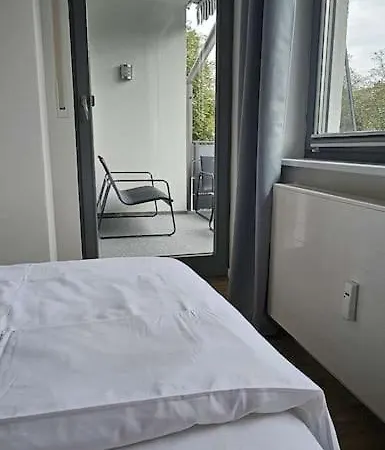 Casa 8070 Exklusive Maisonette-wohnung 91 Qm Fuer Familien, Gruppen, Geschaeftsreisende, Inklusive Parkplatz, Wlan, Kaffee Und Tee, Voll Ausgestattet Fuer 1 Bis 9 Gaeste, Zentrumsnah, Autobahn A9 Ingolstadt-sued, Donau, Auwaldsee Und Gewerbegebiet דירה אינגולשטאט