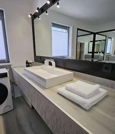 Casa 8070 Exklusive Maisonette-wohnung 91 Qm Fuer Familien, Gruppen, Geschaeftsreisende, Inklusive Parkplatz, Wlan, Kaffee Und Tee, Voll Ausgestattet Fuer 1 Bis 9 Gaeste, Zentrumsnah, Autobahn A9 Ingolstadt-sued, Donau, Auwaldsee Und Gewerbegebiet דירה *