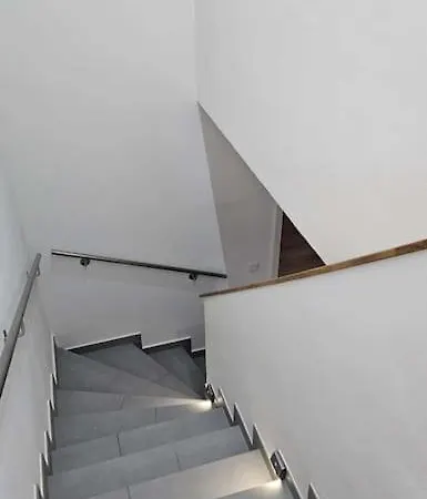 Casa 8070 Exklusive Maisonette-wohnung 91qm 4 Ideal Fuer Gruppen Familien Geschaeftsreisende Fuer 1-9 Personen Inklusive Wlan Netflix Waiputv Kaffee Tee & Kostenloser Parkplatz Am Haus *