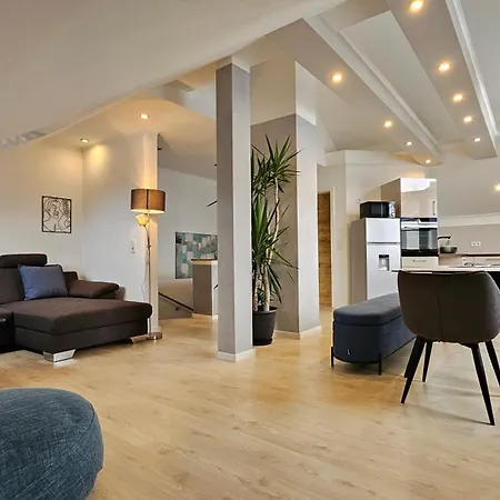 Casa 8070 Exklusive Maisonette-wohnung 91 Qm Fuer Familien, Gruppen, Geschaeftsreisende, Inklusive Parkplatz, Wlan, Kaffee Und Tee, Voll Ausgestattet Fuer 1 Bis 9 Gaeste, Zentrumsnah, Autobahn A9 Ingolstadt-sued, Donau, Auwaldsee Und Gewerbegebiet *