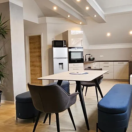 Casa 8070 Exklusive Maisonette-wohnung 91 Qm Fuer Familien, Gruppen, Geschaeftsreisende, Inklusive Parkplatz, Wlan, Kaffee Und Tee, Voll Ausgestattet Fuer 1 Bis 9 Gaeste, Zentrumsnah, Autobahn A9 Ingolstadt-sued, Donau, Auwaldsee Und Gewerbegebiet דירה