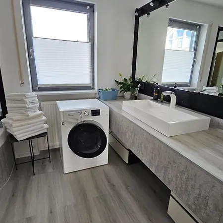 Casa 8070 Exklusive Maisonette-wohnung 91 Qm Fuer Familien, Gruppen, Geschaeftsreisende, Inklusive Parkplatz, Wlan, Kaffee Und Tee, Voll Ausgestattet Fuer 1 Bis 9 Gaeste, Zentrumsnah, Autobahn A9 Ingolstadt-sued, Donau, Auwaldsee Und Gewerbegebiet דירה