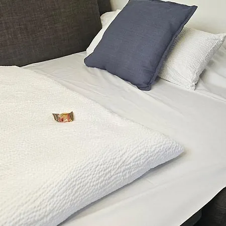 Casa 8070 Exklusive Maisonette-wohnung 91 Qm Fuer Familien, Gruppen, Geschaeftsreisende, Inklusive Parkplatz, Wlan, Kaffee Und Tee, Voll Ausgestattet Fuer 1 Bis 9 Gaeste, Zentrumsnah, Autobahn A9 Ingolstadt-sued, Donau, Auwaldsee Und Gewerbegebiet דירה *
