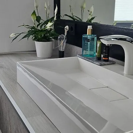 Casa 8070 Exklusive Maisonette-wohnung 91 Qm Fuer Familien, Gruppen, Geschaeftsreisende, Inklusive Parkplatz, Wlan, Kaffee Und Tee, Voll Ausgestattet Fuer 1 Bis 9 Gaeste, Zentrumsnah, Autobahn A9 Ingolstadt-sued, Donau, Auwaldsee Und Gewerbegebiet דירה אינגולשטאט