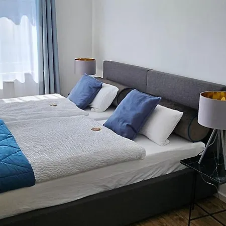 Casa 8070 Exklusive Maisonette-wohnung 91 Qm Fuer Familien, Gruppen, Geschaeftsreisende, Inklusive Parkplatz, Wlan, Kaffee Und Tee, Voll Ausgestattet Fuer 1 Bis 9 Gaeste, Zentrumsnah, Autobahn A9 Ingolstadt-sued, Donau, Auwaldsee Und Gewerbegebiet אינגולשטאט