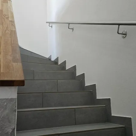 Casa 8070 Exklusive Maisonette-wohnung 91 Qm Fuer Familien, Gruppen, Geschaeftsreisende, Inklusive Parkplatz, Wlan, Kaffee Und Tee, Voll Ausgestattet Fuer 1 Bis 9 Gaeste, Zentrumsnah, Autobahn A9 Ingolstadt-sued, Donau, Auwaldsee Und Gewerbegebiet דירה אינגולשטאט