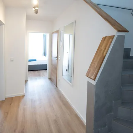 Casa 8070 Exklusive Maisonette-wohnung 91qm 4 Ideal Fuer Gruppen Familien Geschaeftsreisende Fuer 1-9 Personen Inklusive Wlan Netflix Waiputv Kaffee Tee & Kostenloser Parkplatz Am Haus Apartment