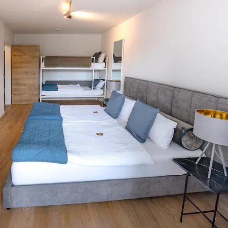 Casa 8070 Exklusive Maisonette-wohnung 91 Qm Fuer Familien, Gruppen, Geschaeftsreisende, Inklusive Parkplatz, Wlan, Kaffee Und Tee, Voll Ausgestattet Fuer 1 Bis 9 Gaeste, Zentrumsnah, Autobahn A9 Ingolstadt-sued, Donau, Auwaldsee Und Gewerbegebiet דירה אינגולשטאט